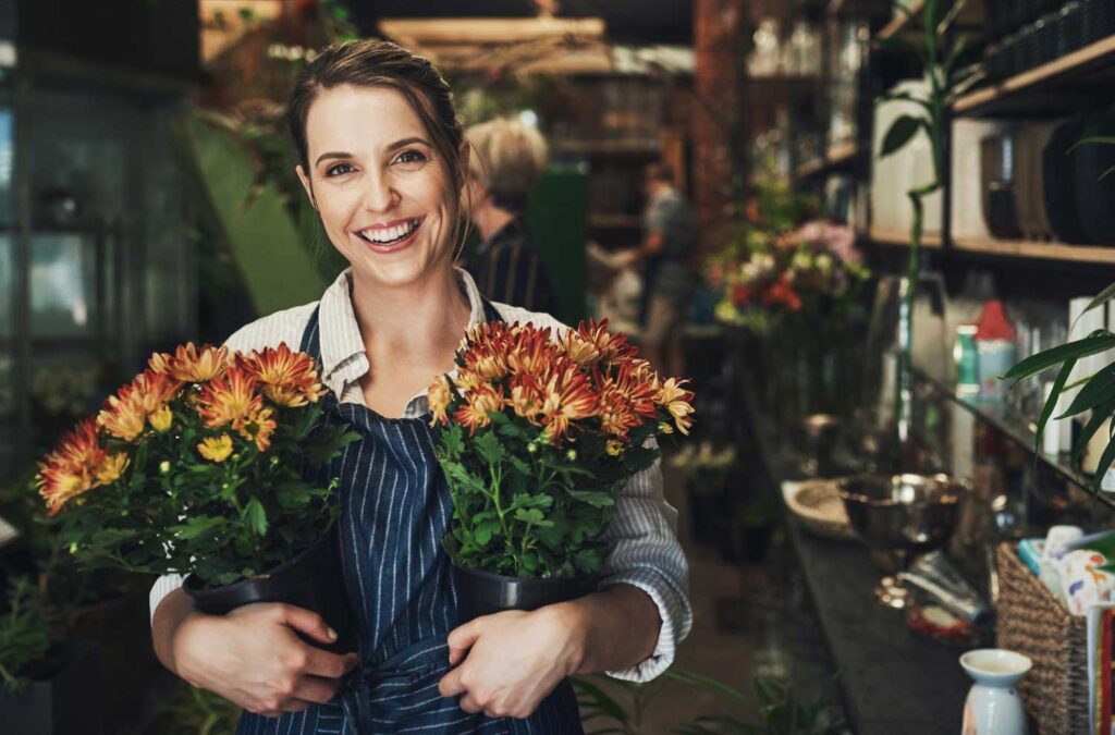 Eine Floristin lacht in die Kamera