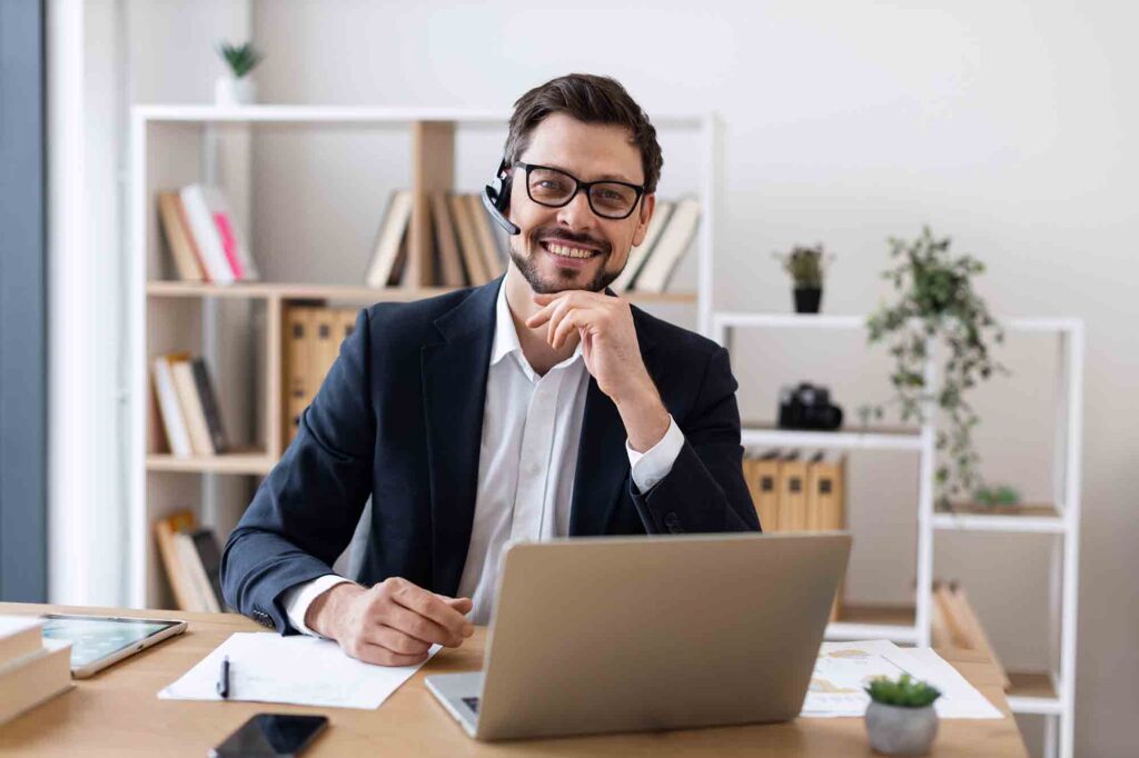 Business-Typ am Laptop